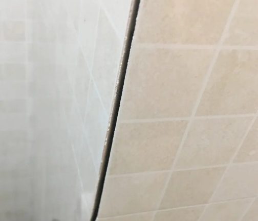 贡觉瓷砖空鼓维修公司分享阳台瓷砖脱落的修复过程可以分为以下几个步骤