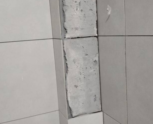 贡觉瓷砖空鼓维修公司分享下瓷砖施工前基层浇水润湿程度不足，可能导致以下问题