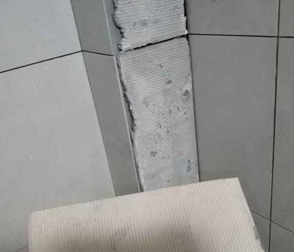 贡觉瓷砖空鼓维修公司分享下厨房瓷砖脱落的补救措施。